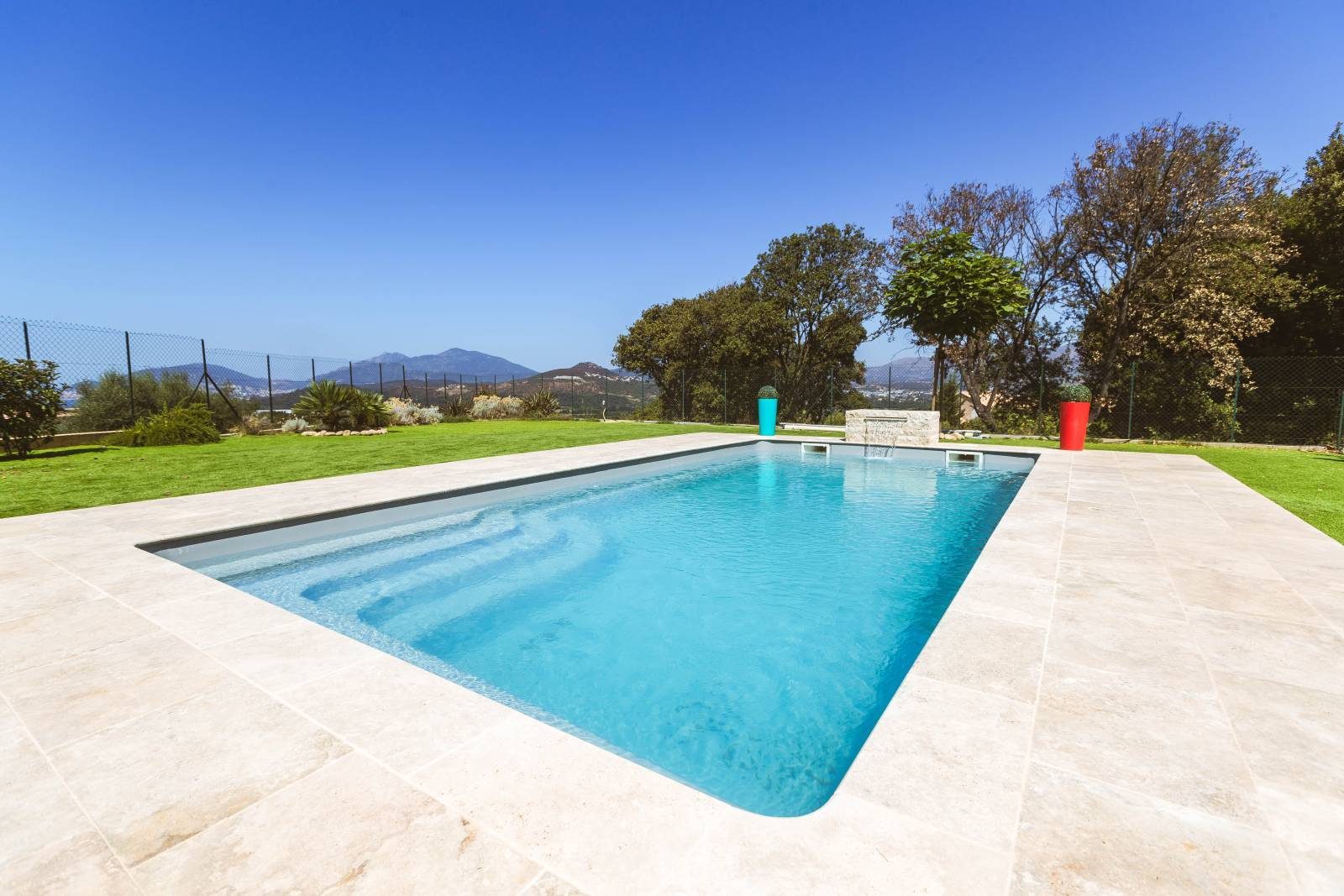 Piscine coque modèle Bornéo installée