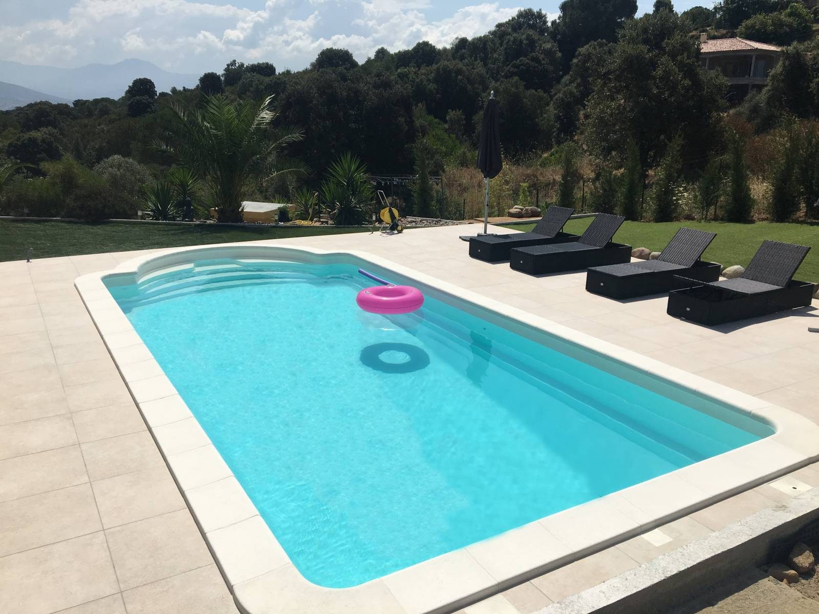 Piscine coque modèle Capri installée