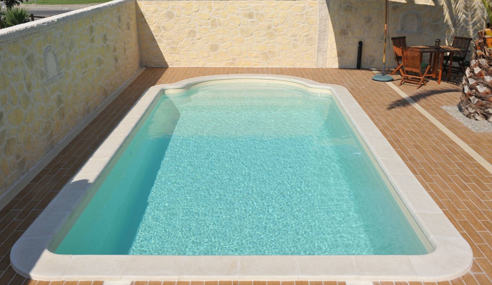 Piscine coque modèle Chypre installée