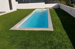 Piscine Couloir de nage : dans un jardin en gazon
