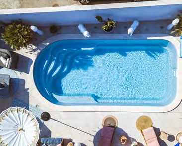 Piscine Cuba : vue du ciel, avec son escalier aux marches courbes