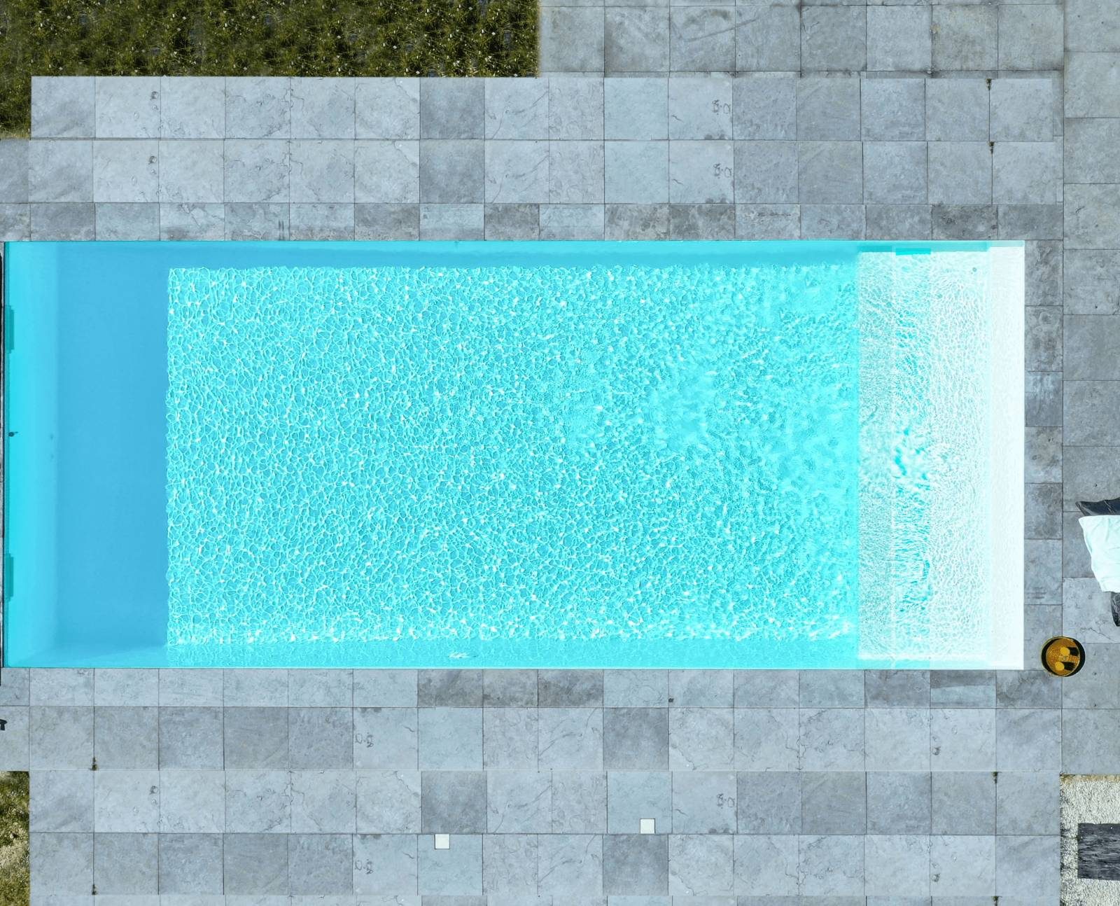 Piscine coque modèle Guadeloupe installée