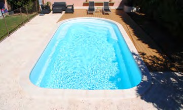 Piscine Jamaïque : avec plage claire et terrasse en bois