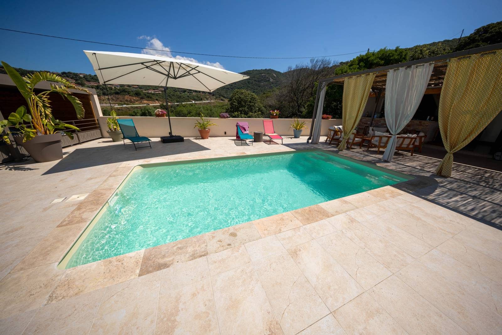 Piscine coque modèle Jersey installée