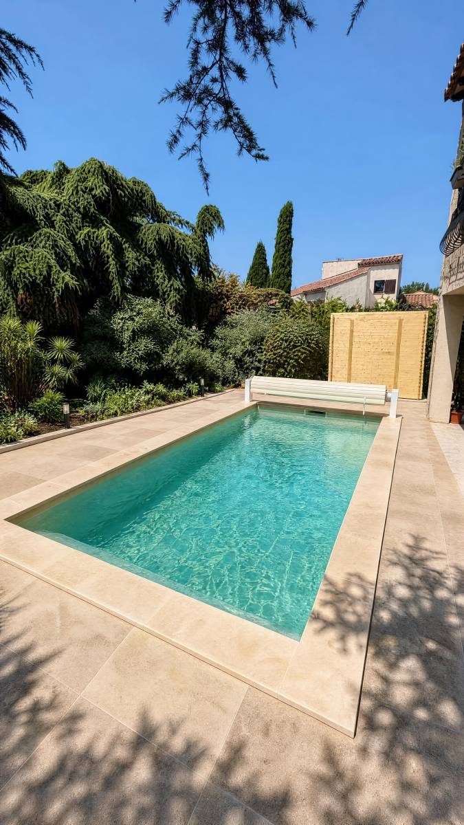 Piscine coque modèle Lavezzi installée