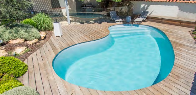 Piscine Seychelles : sur une terrasse en bois
