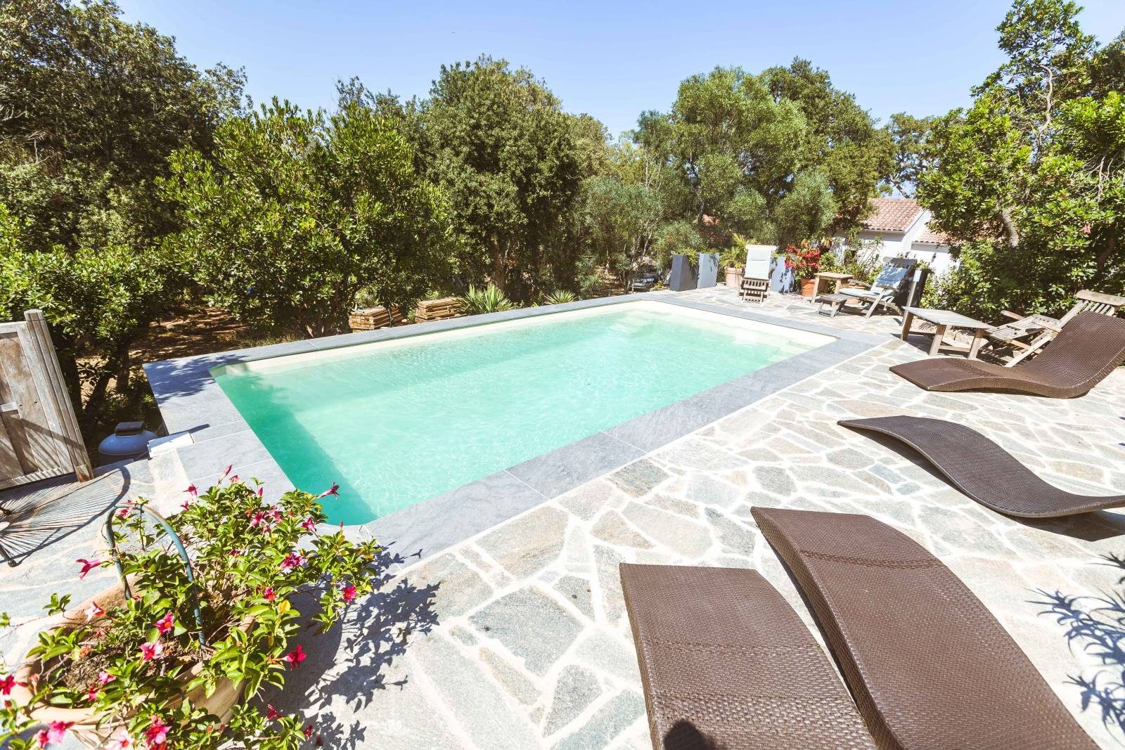 Piscine coque modèle Sicile installée
