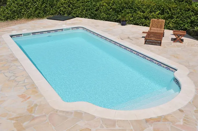 Piscine coque modèle Crête installée