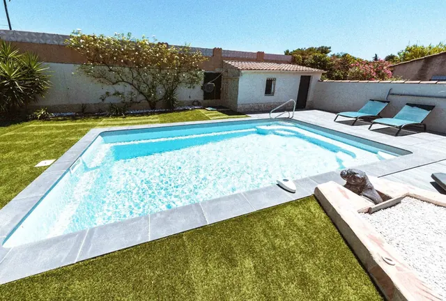 Piscine coque modèle Mooréa installée