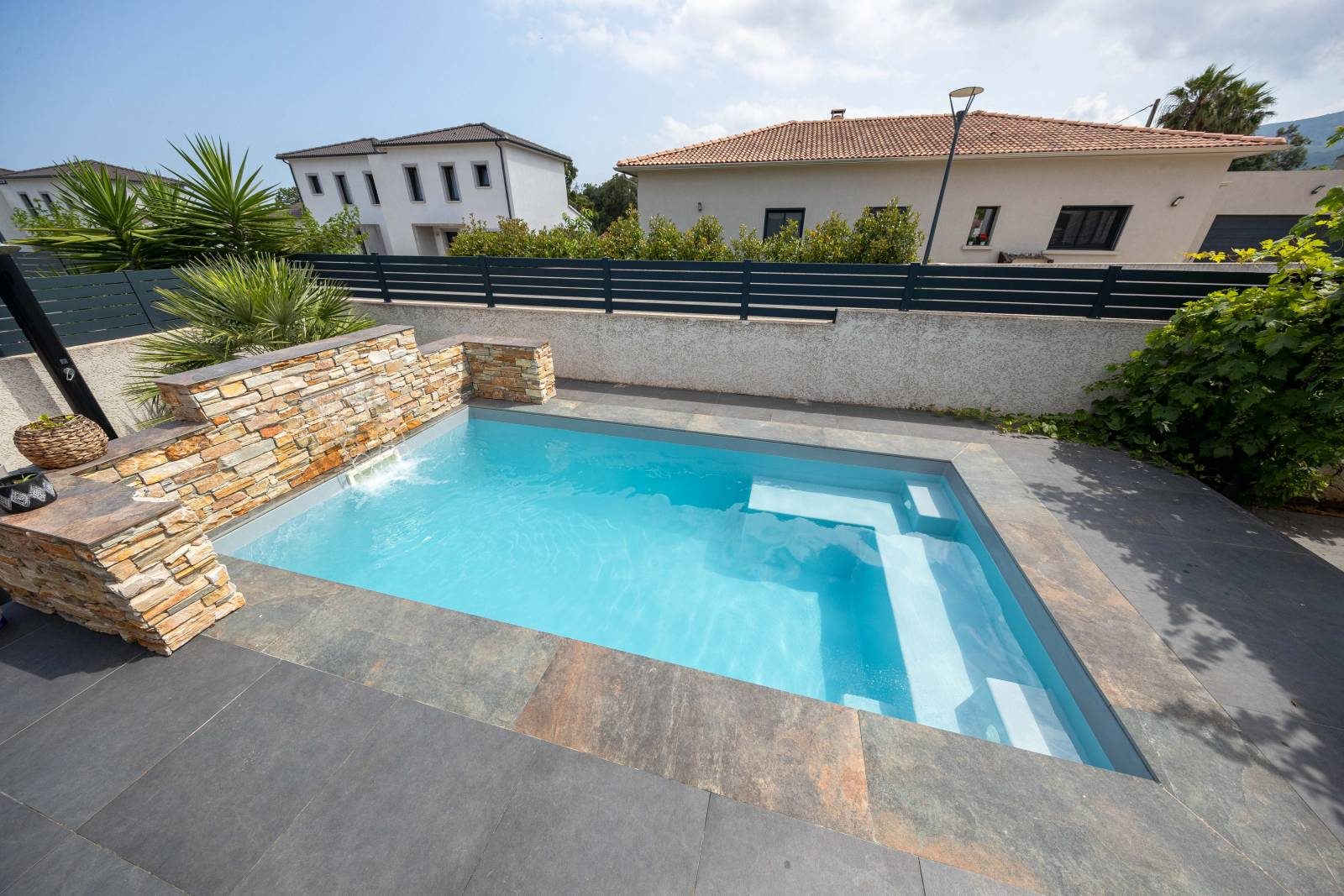 Piscine coque modèle Wallis installée